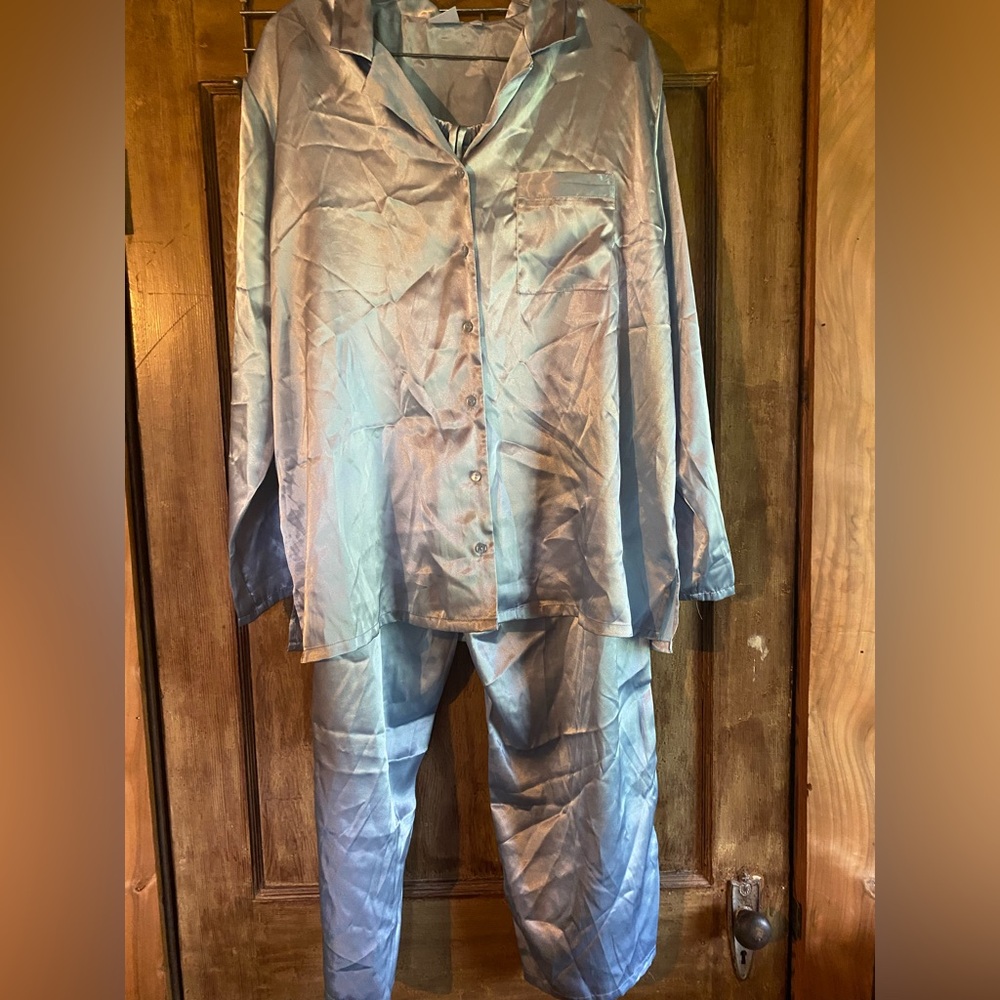 Enchanting size 1X ladies light blue satin pajama set
